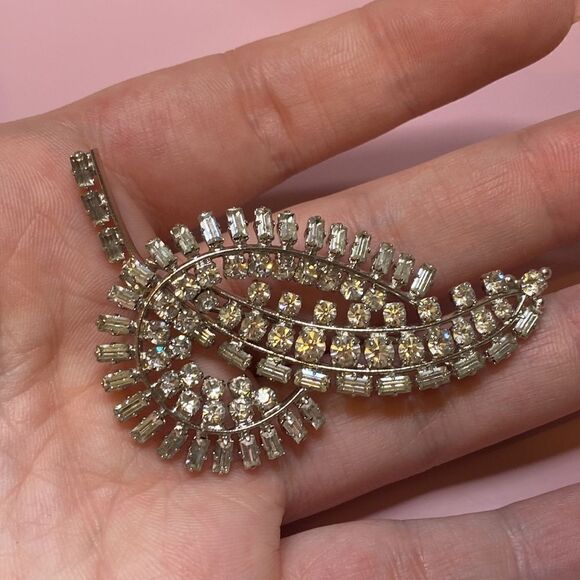 💛 Vintage Rhodium Plated Art Deco Crystal Leaf Brooch - Picture 4 of 6